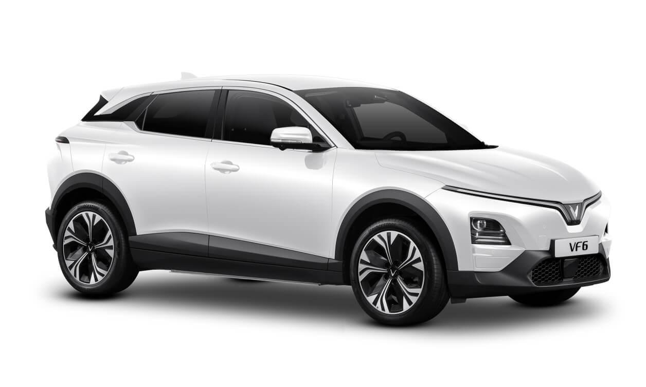 VinFast VF 6 màu trắng nhìn chéo đầu xe, ảnh sản phẩm trên nền trắng