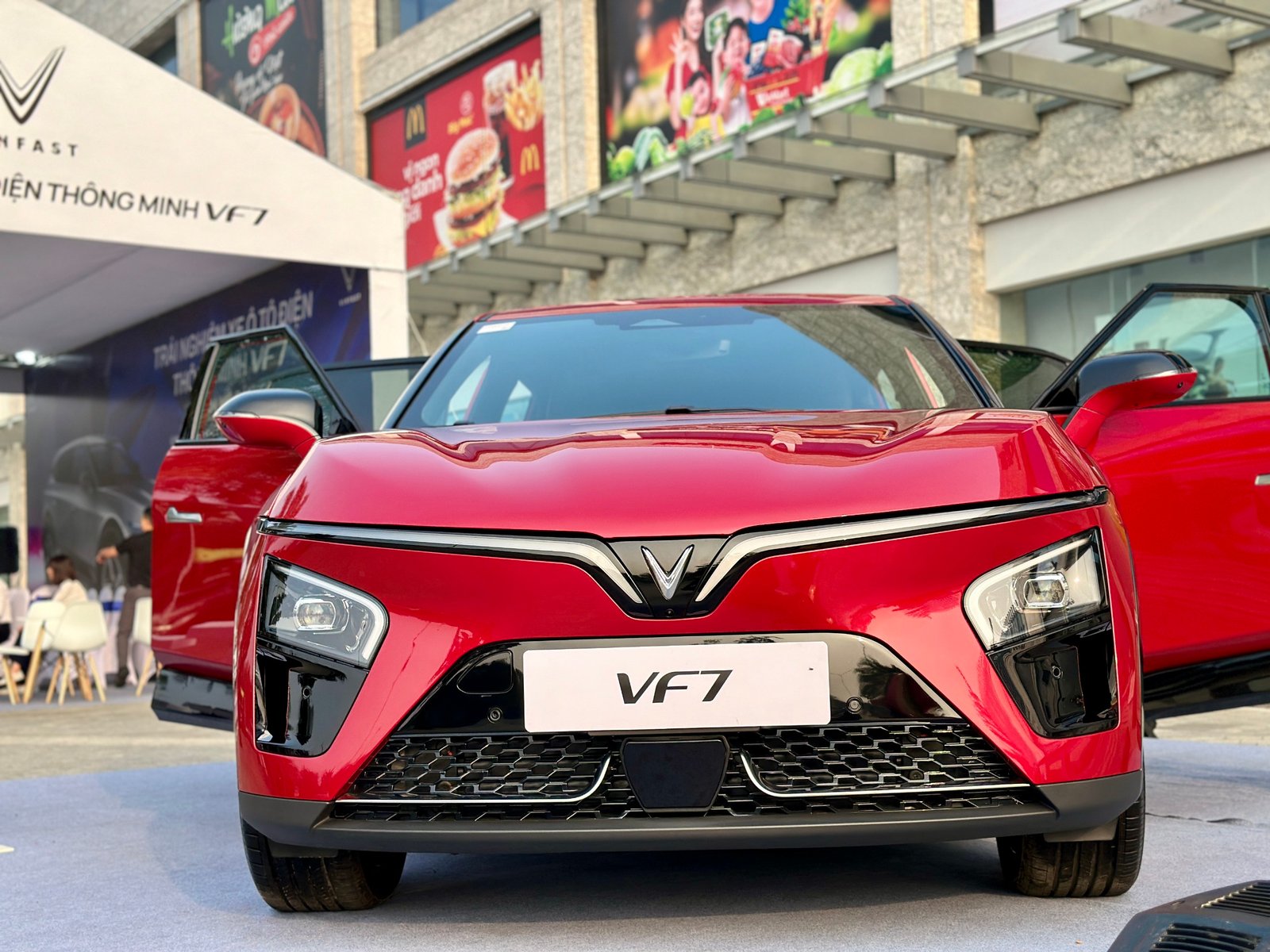 Xe Vinfast VF 7 tại Vinfast Thăng Long
