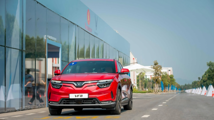 Bán tải điện VinFast VF Wild 2026 — REEV đi tới 1.000 km, thùng chở 750 kg