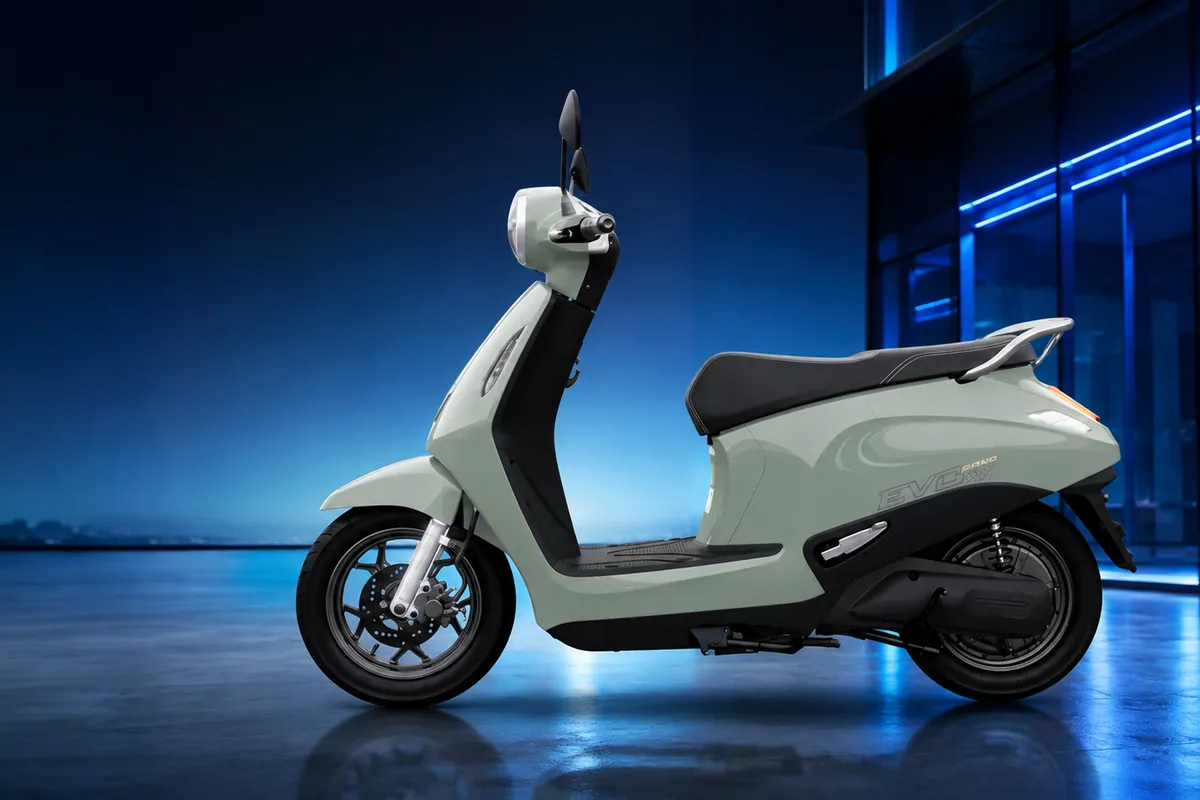 VinFast Evo Grand màu xanh nhạt nhìn ngang thân xe — xe máy điện cho người đi làm